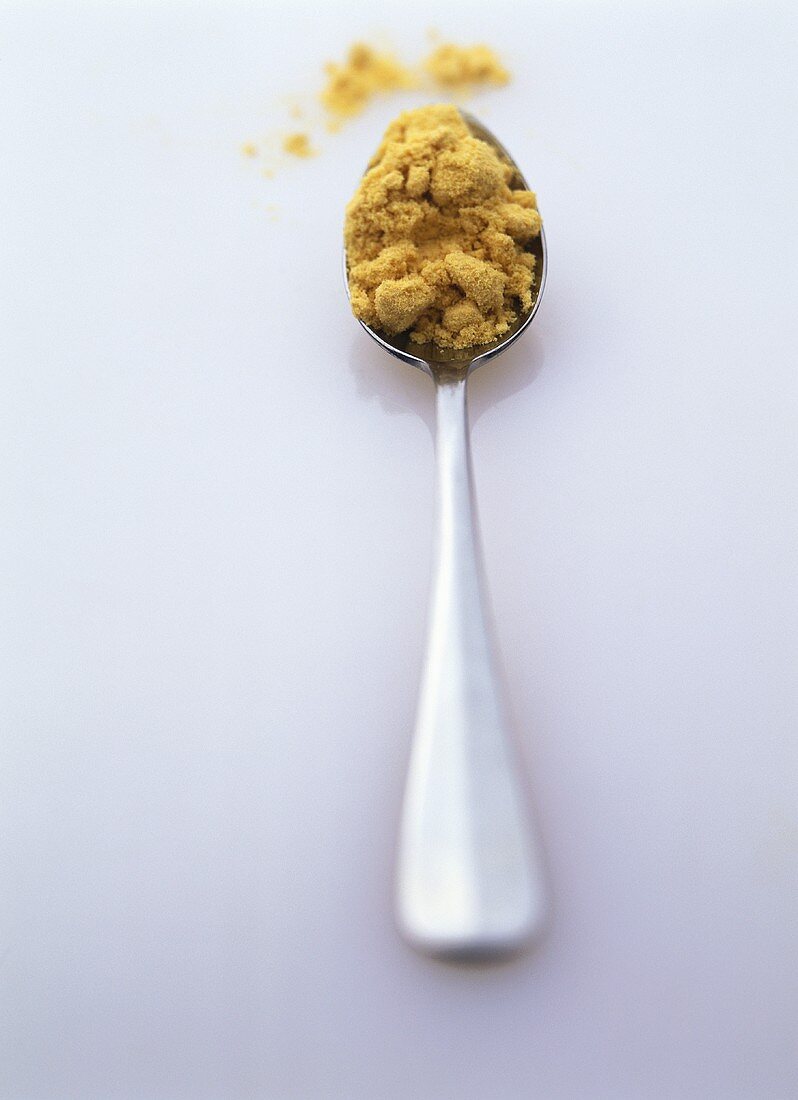 Currypulver auf einem Löffel