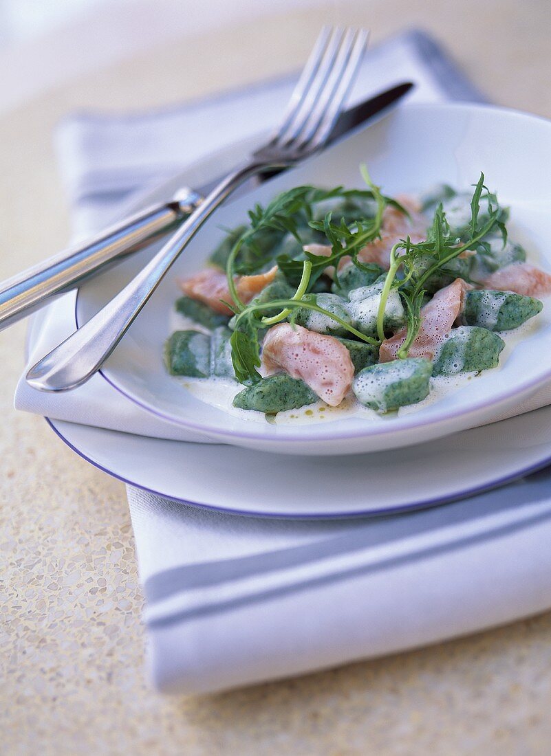 Spinatgnocchi mit Räucherlachs und Rucola