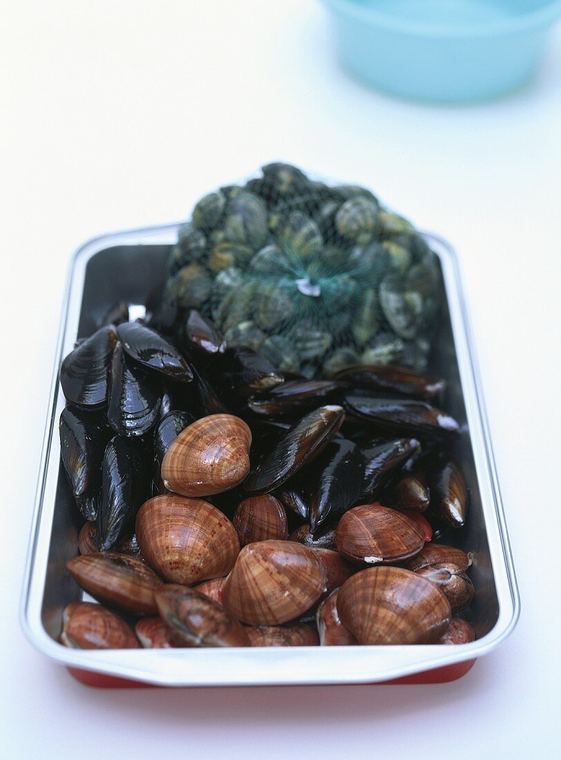 Various types of shellfish in a baking dish