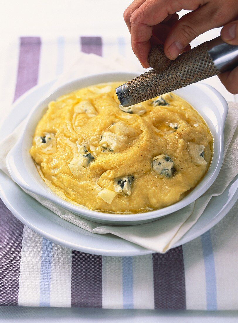 Polenta al gorgonzola (Polenta mit Gorgonzola & Butter)