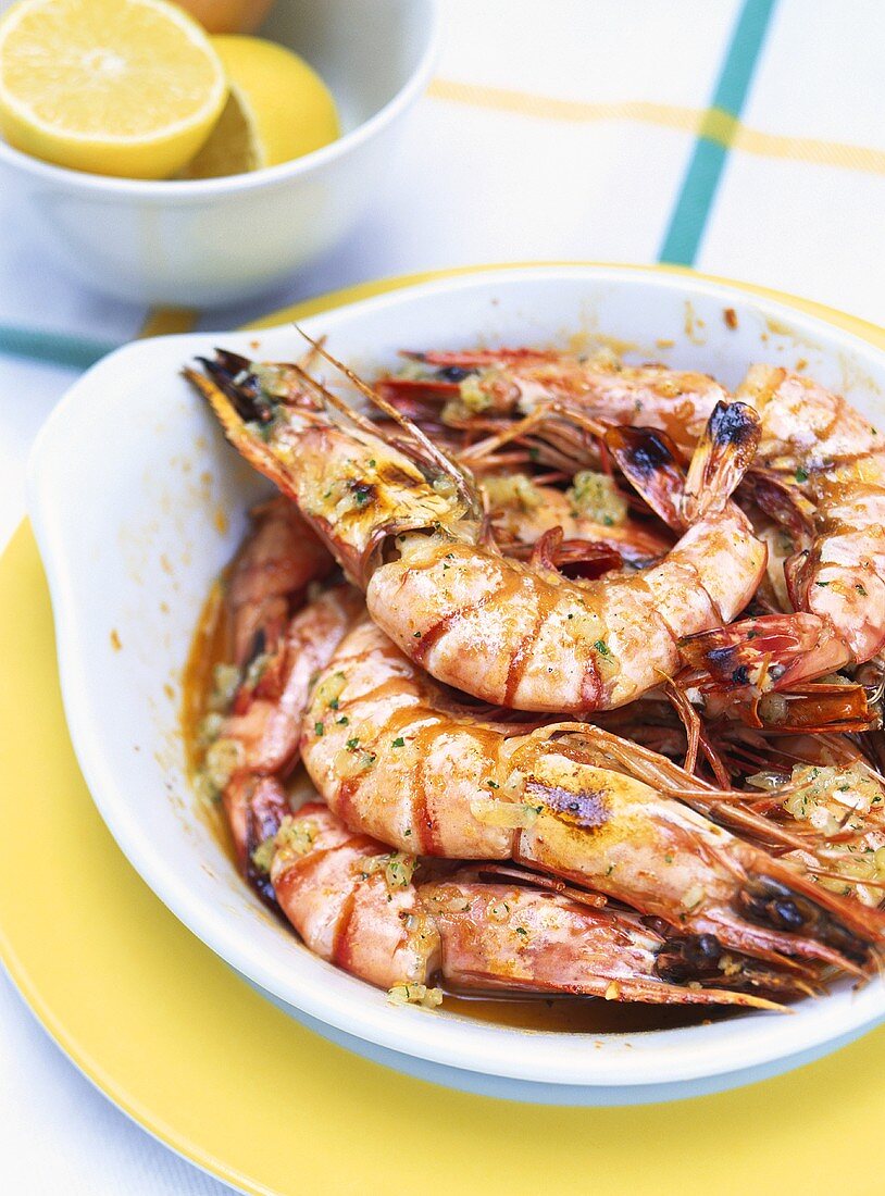 Gebratene Garnelen mit Knoblauch-Kräuter-Butter