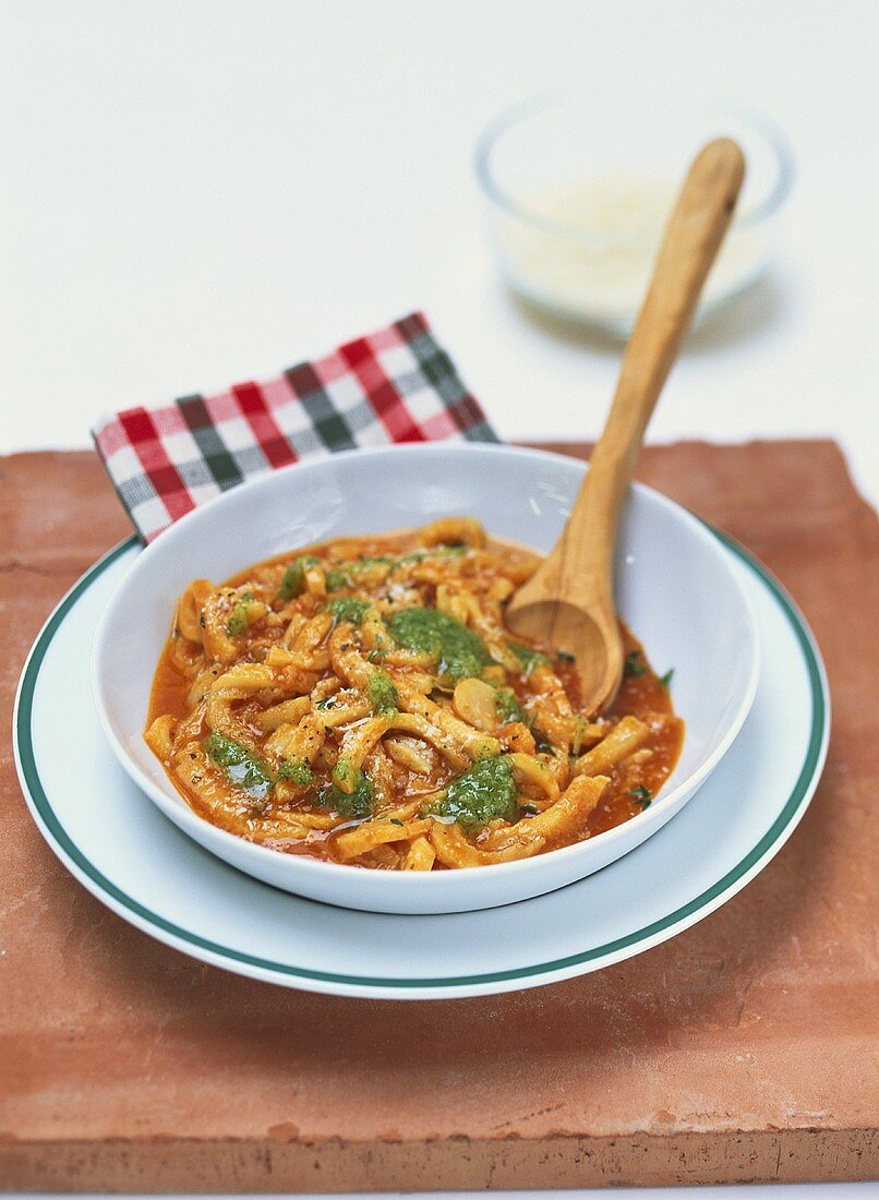 Trippa alla genovese (Kutteln mit Tomaten & Pesto, Italien)