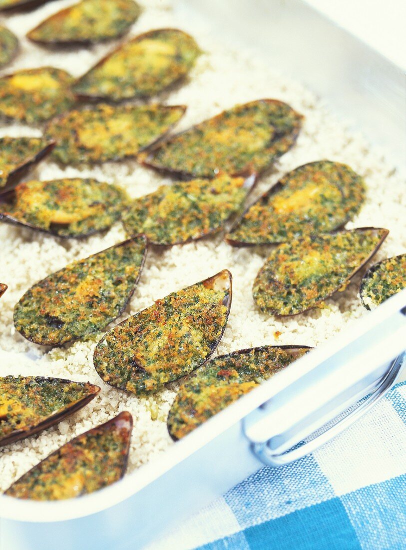 Mussels au gratin with herbs