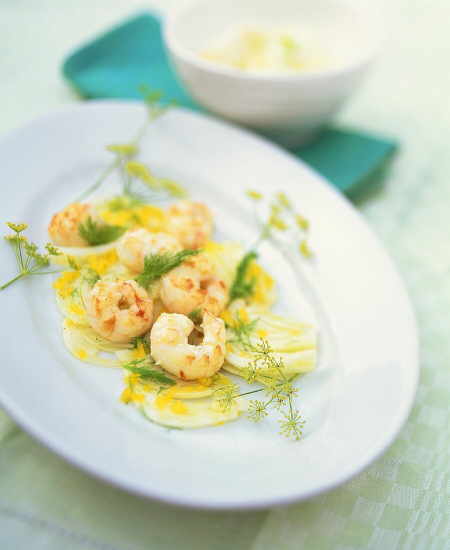 Fennel salad with yellow peppers and scampi