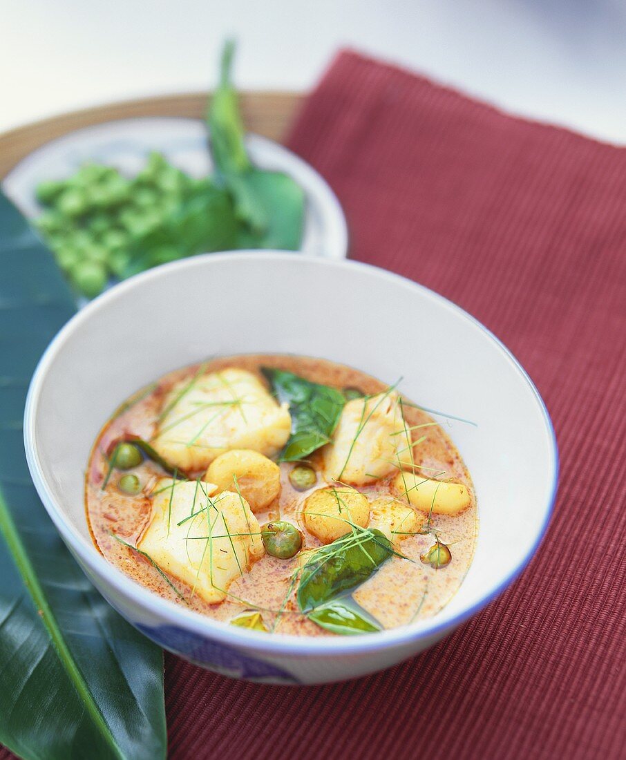 Zanderfilet mit Curry, Wasserkastanien und Zitronenblättern