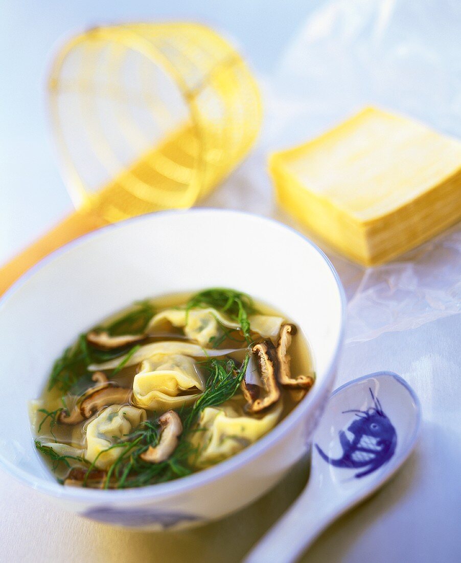 Suppe mit Spinat und asiatischen Ravioli