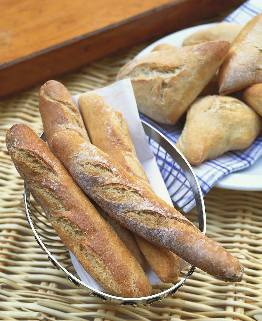 Brotkorb mit Baguette & Brötchen-Teller