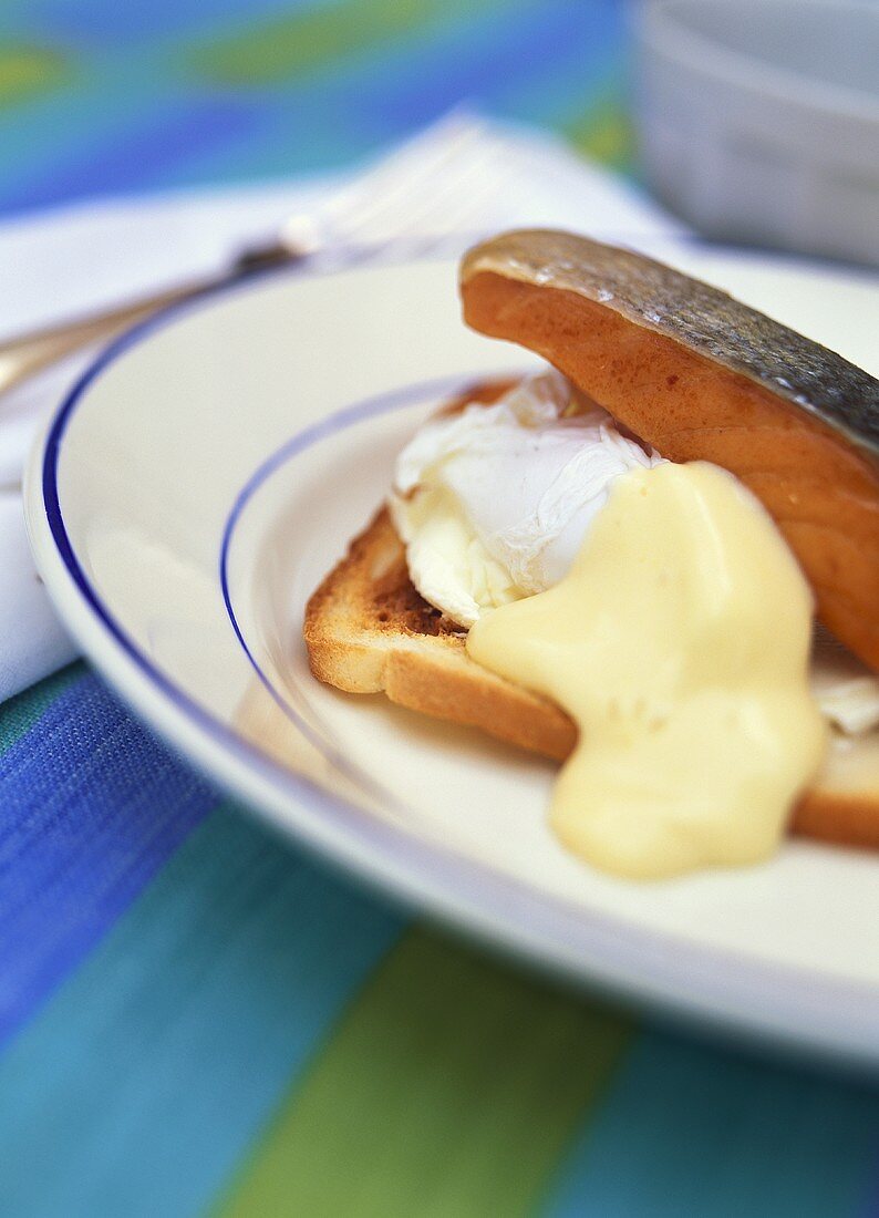 Hot-smoked salmon with poached egg & hollandaise sauce