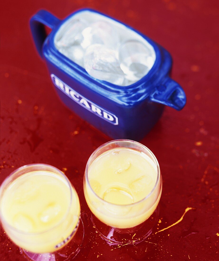 Zwei Gläser Pernod mit Eis & Kännchen mit Eiswürfeln
