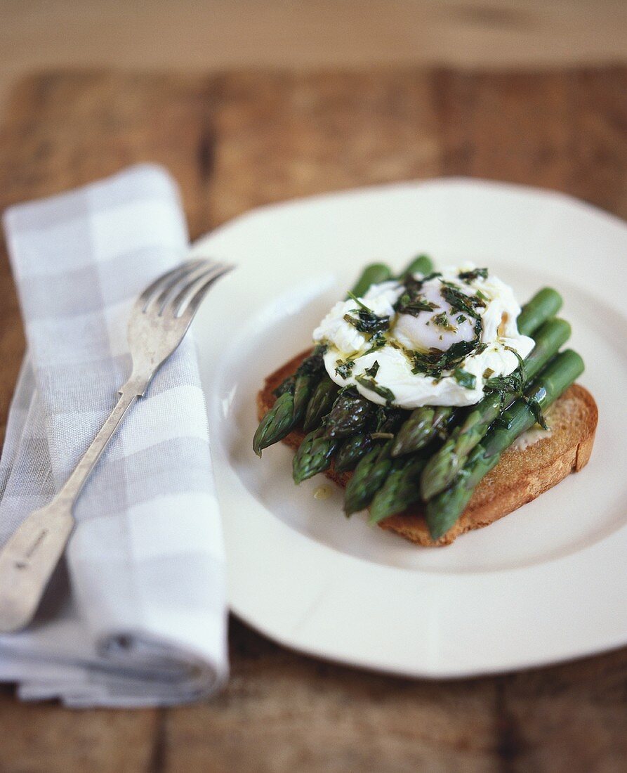 Green asparagus and poached egg on toast