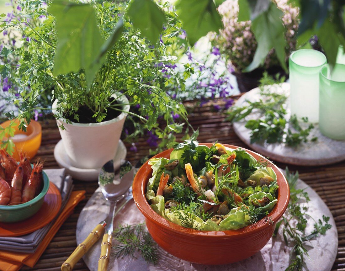 Blattsalat mit Kräutern und Meeresfrüchten