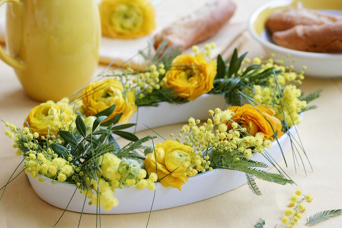 Ranunkel und Mimosa im Porzellanring