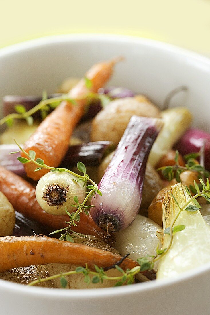 Baked onions and carrots with thyme