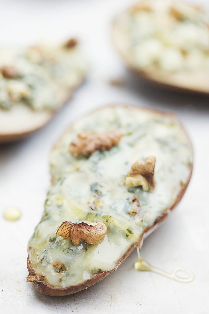 Pears au gratin with blue cheese and walnuts