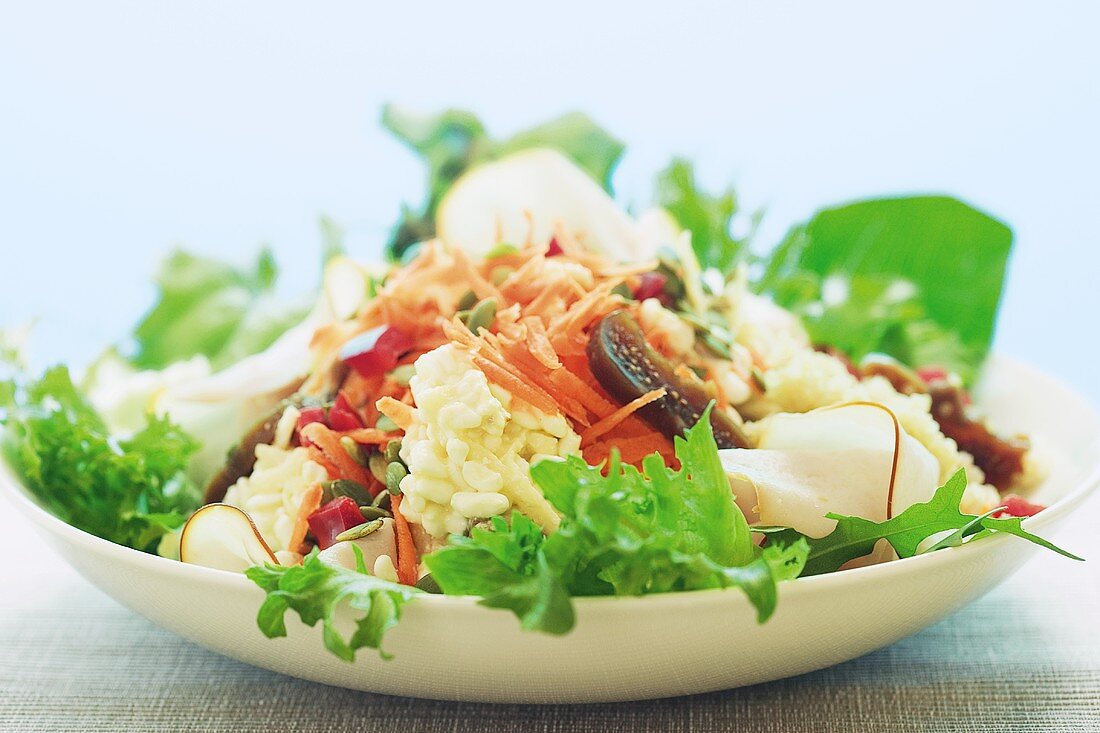 Mixed salad with cottage cheese, carrots, lentils and figs