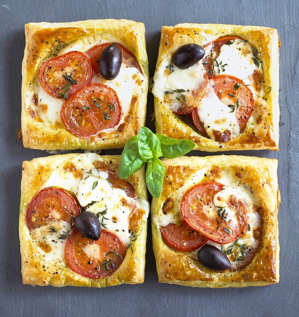 Pizza-Schnitten mit Tomaten, Mozzarella und Oliven