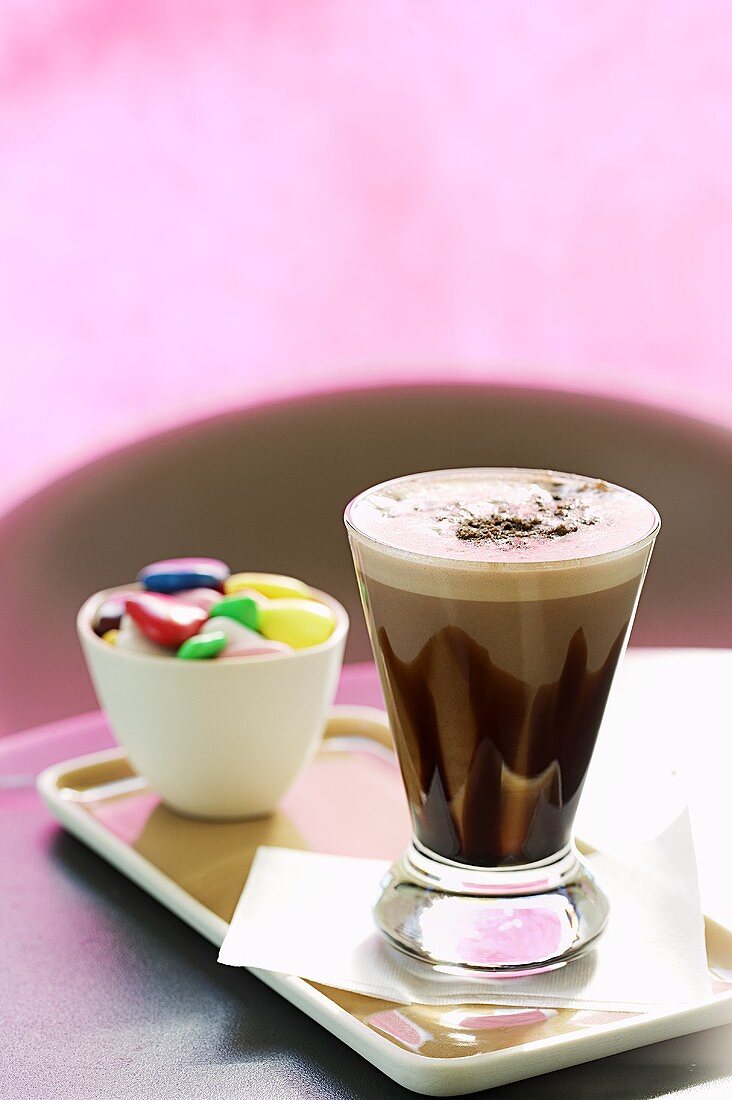 Kaffee mit heißer Schokolade und Karamellsirup