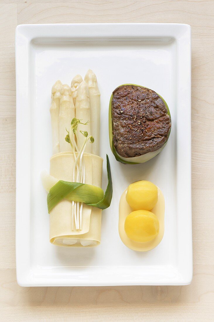 White asparagus with fillet steak and saffron potatoes
