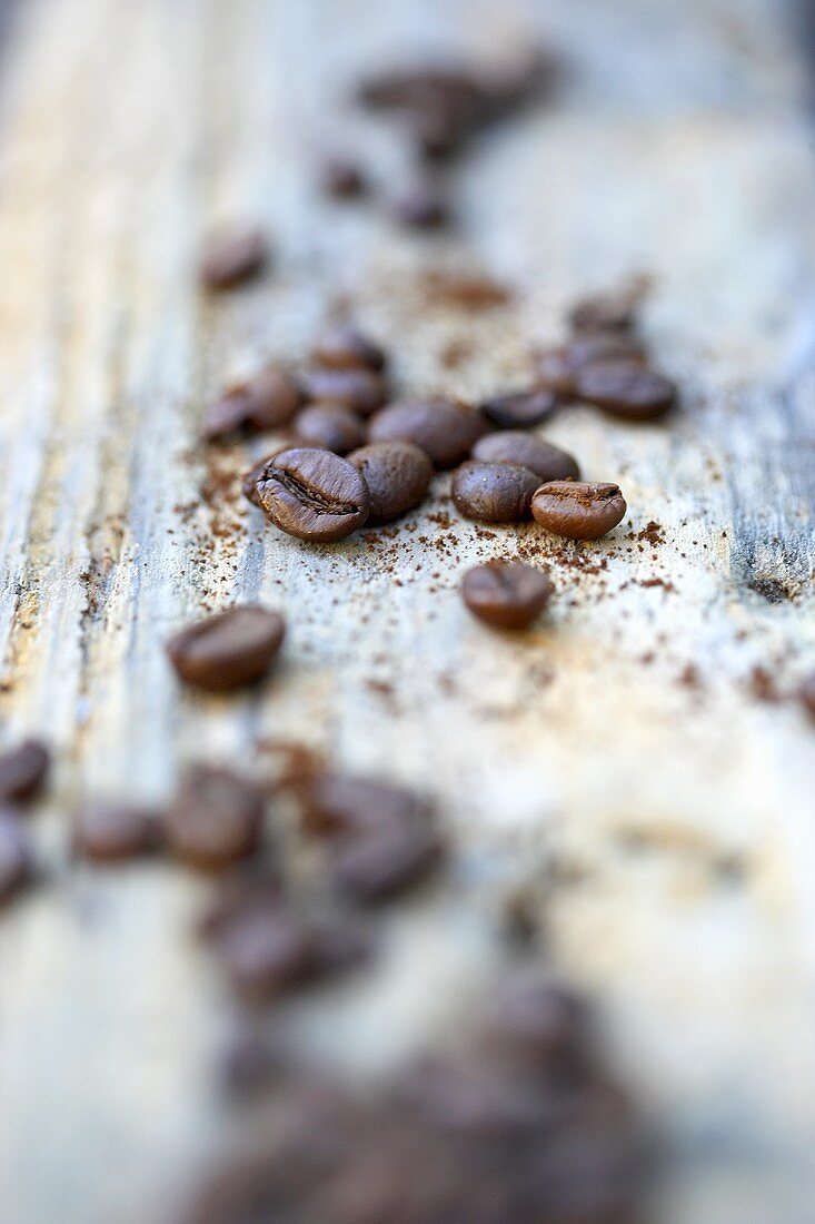 Kaffeebohnen auf Holzuntergrund