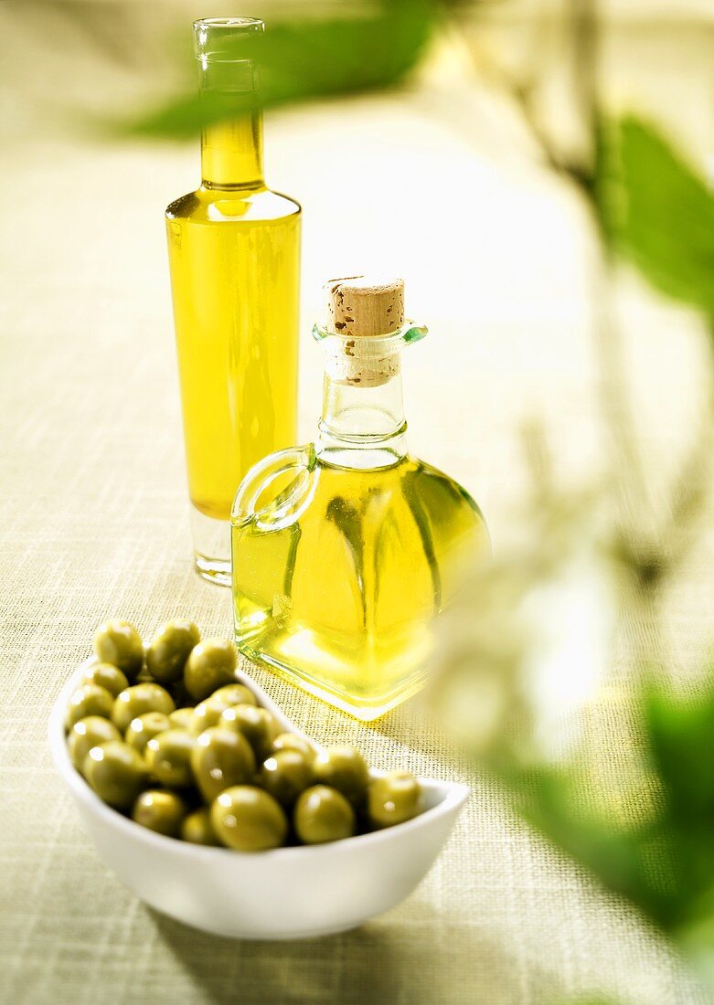 Grüne Oliven und Olivenöl