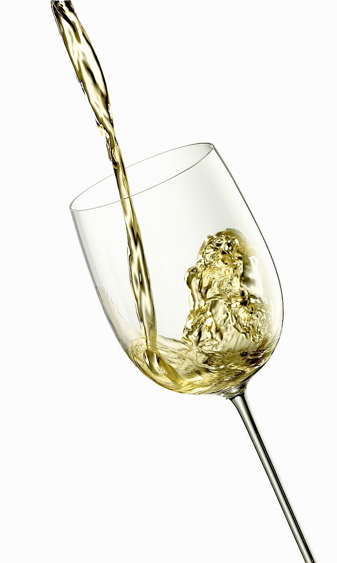 Weißwein in ein Glas gießen