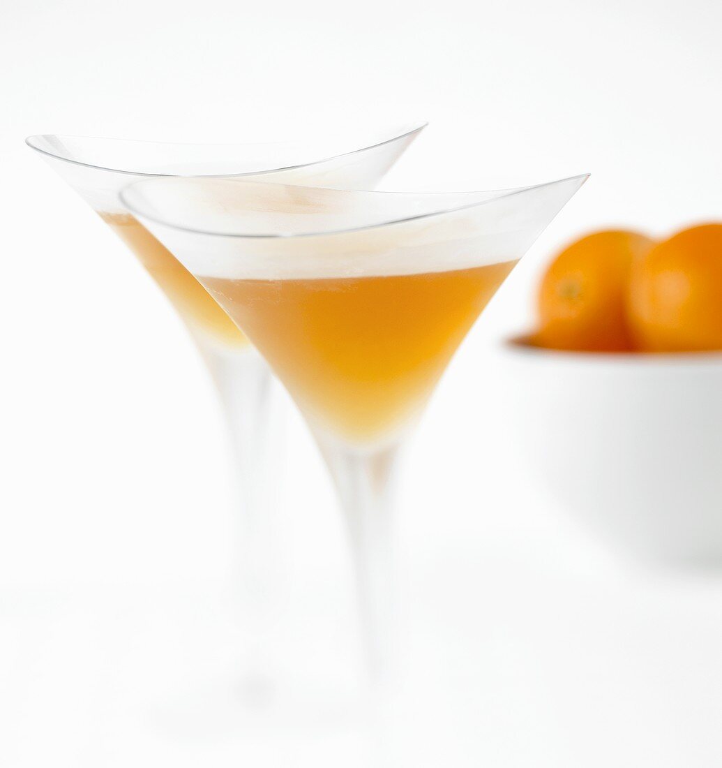 Zwei Orangen-Martinis
