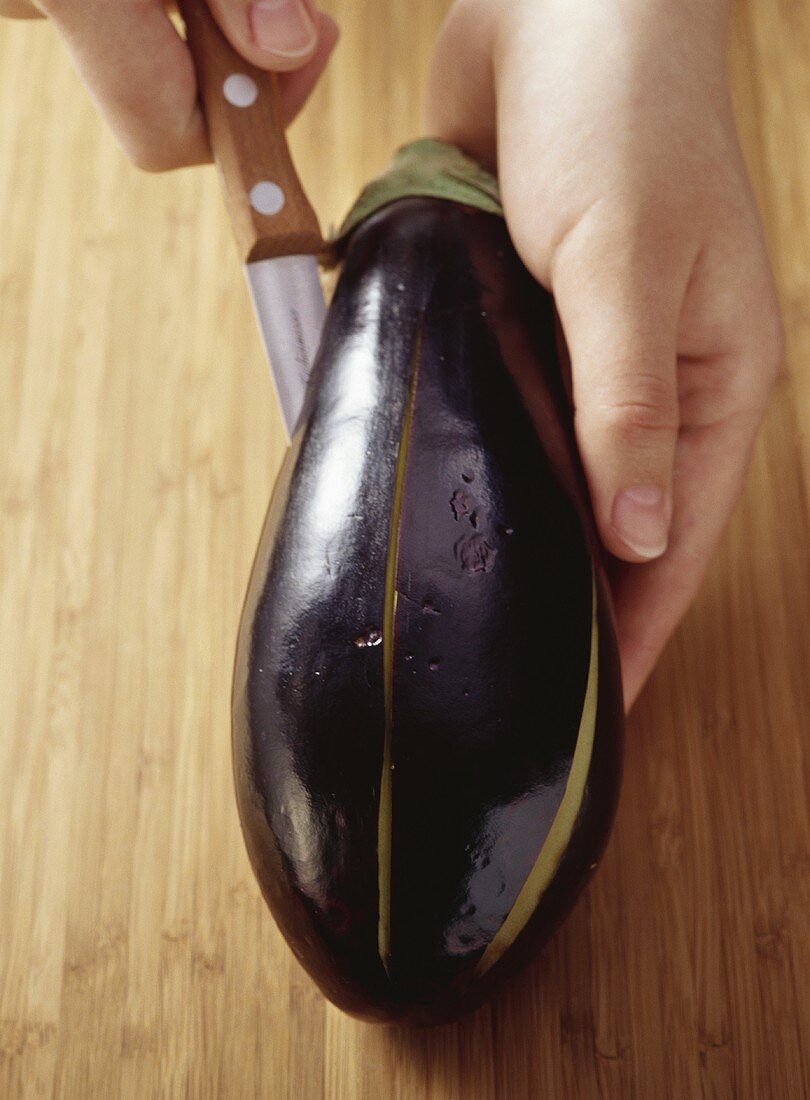 Scoring the skin of an aubergine