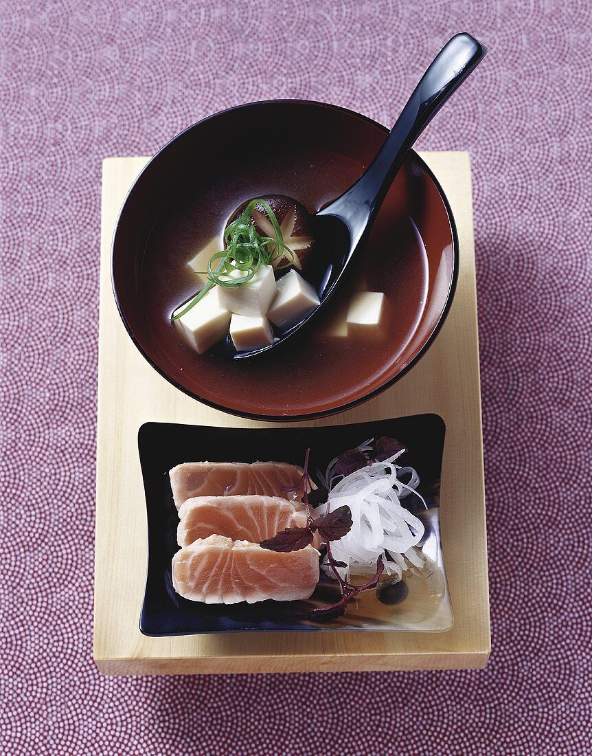 Misosuppe mit Tofu, Lachs und Rettich