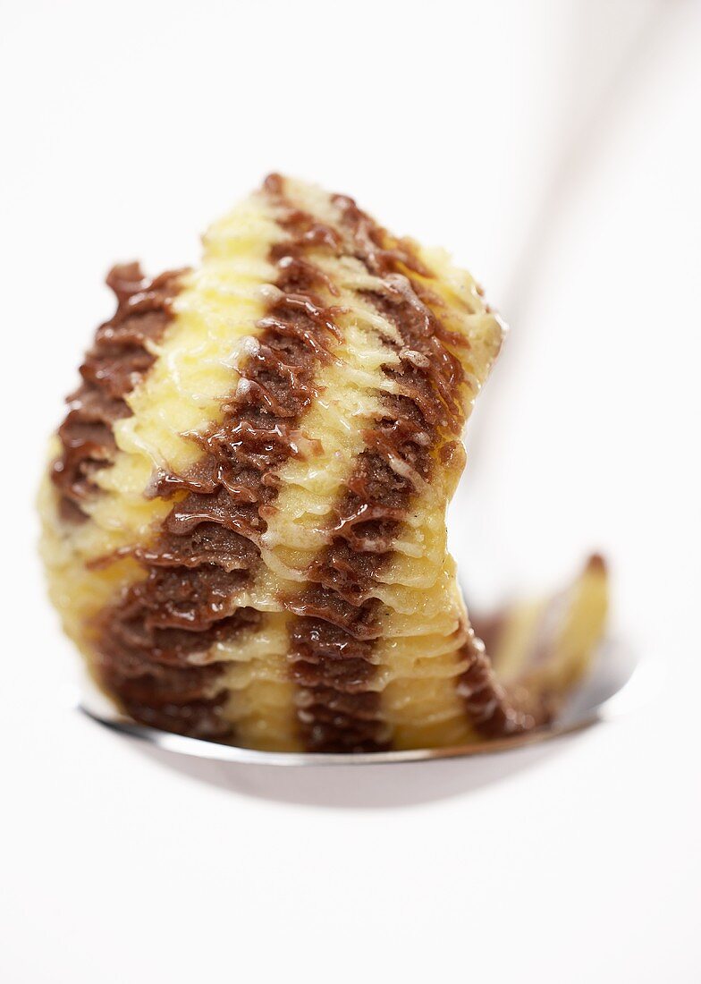 Schokoladen-Vanille-Eis auf einem Löffel