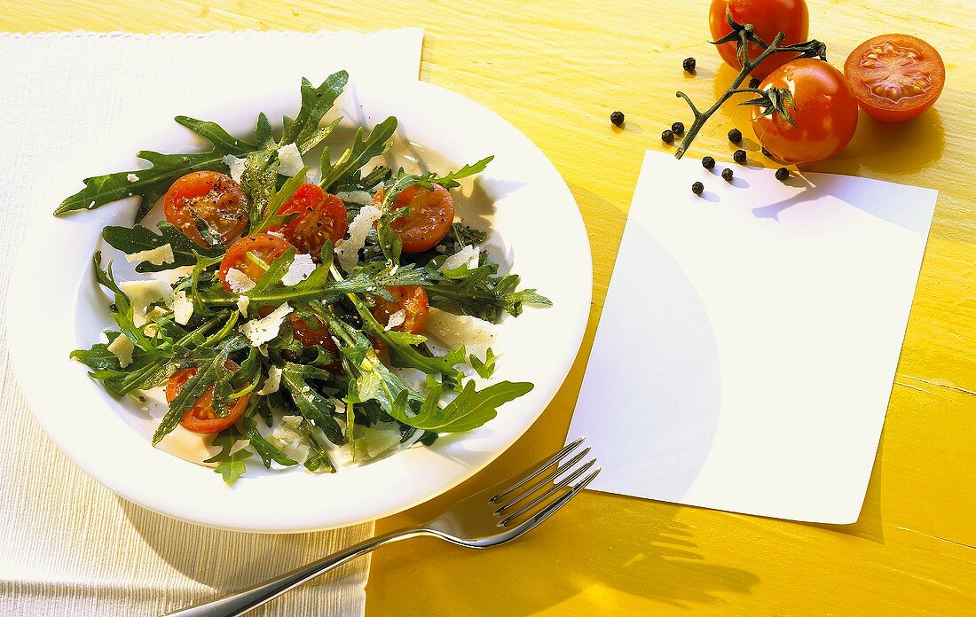 Rucola mit Kirschtomaten und Parmesan