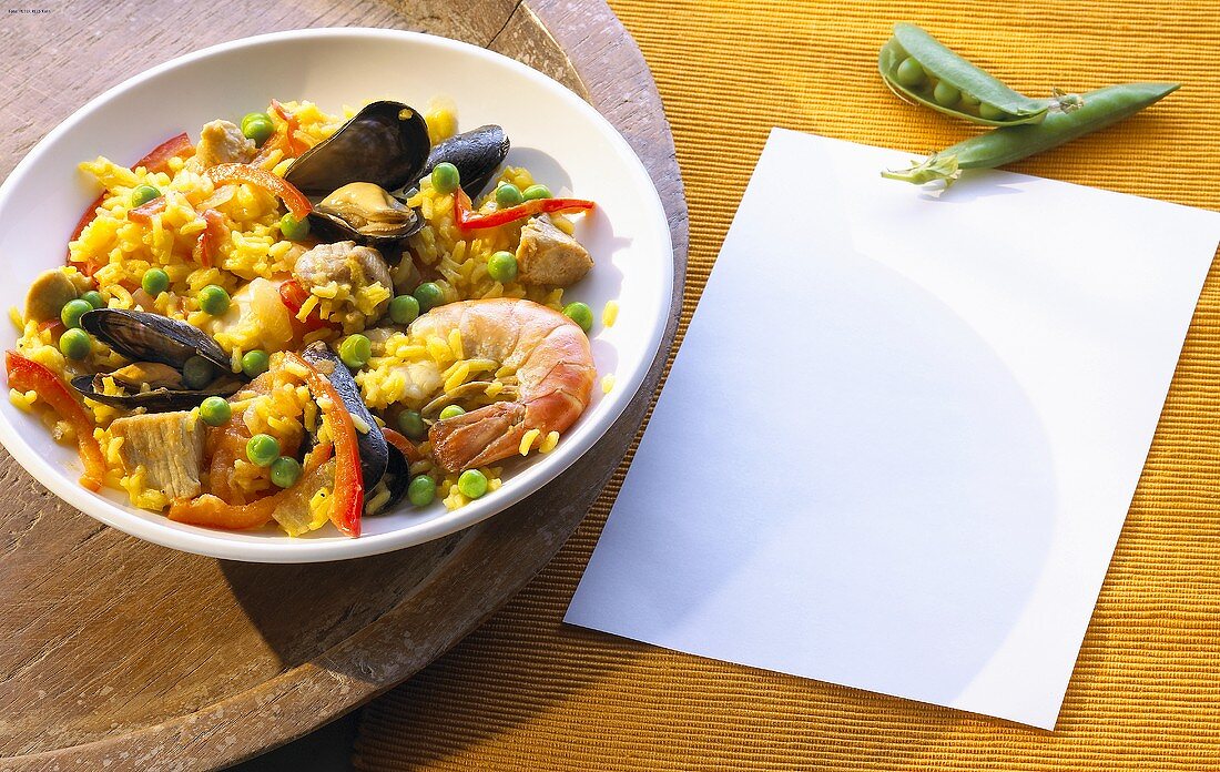 Paella mit Garnelen und Muscheln im Teller