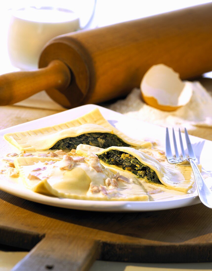 Pasta envelopes with spinach filling and ham & cream sauce