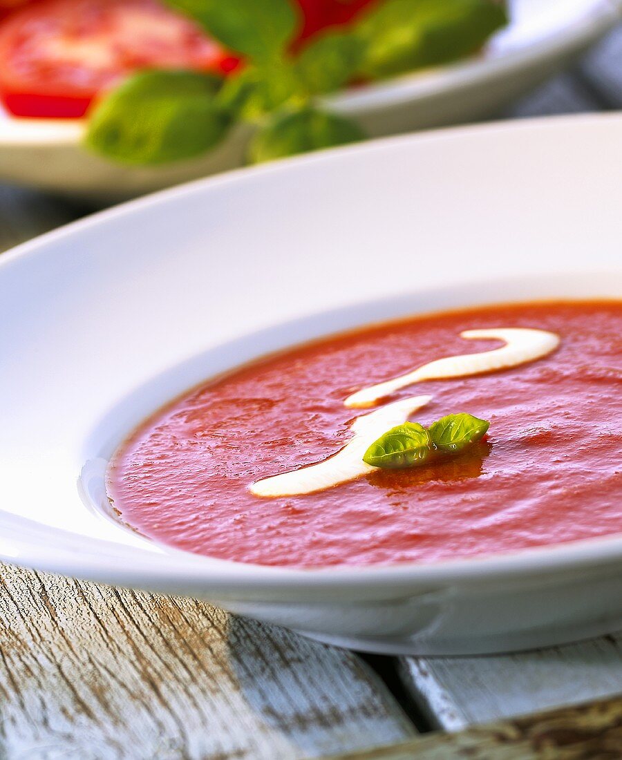 Tomatensuppe mit Basilikum & Creme fraiche