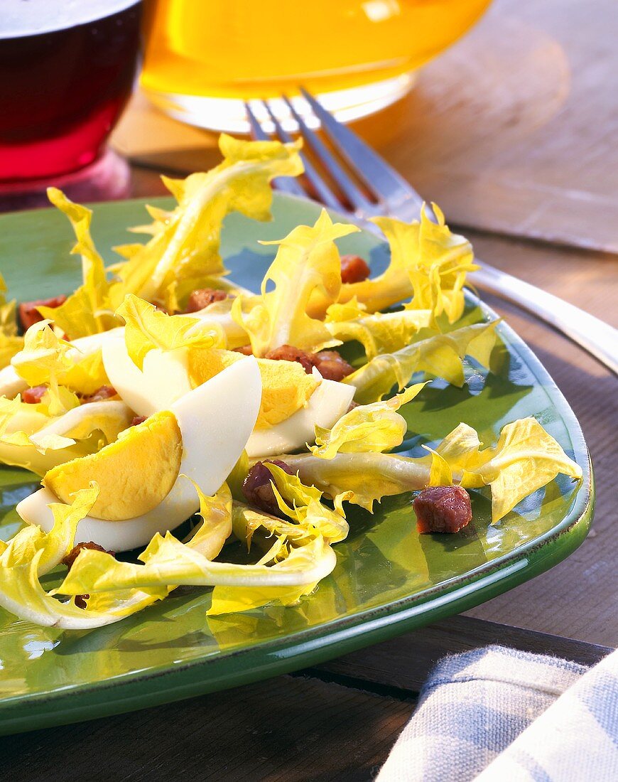 Löwenzahnsalat mit Speck & Ei