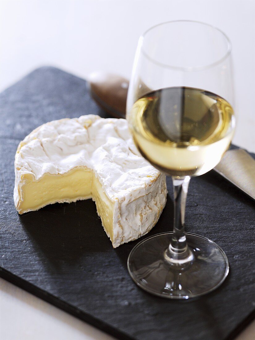 Camembert & Weißwein auf einer Platte