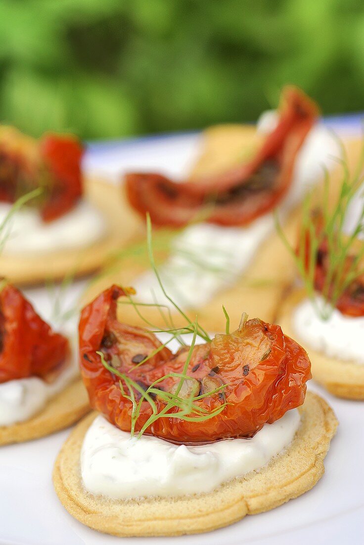 Appetisers with tzatziki and pickled tomatoes