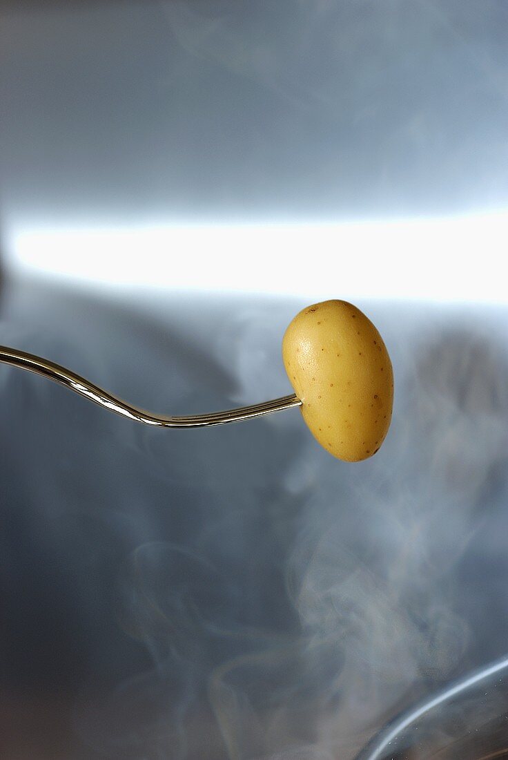 Eine gedämpfte Kartoffel auf einer Gabel