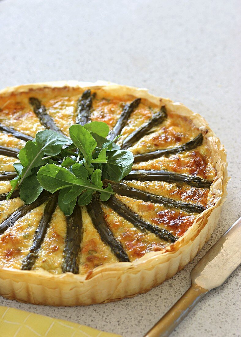 Lachs-Spargel-Quiche mit Rucola