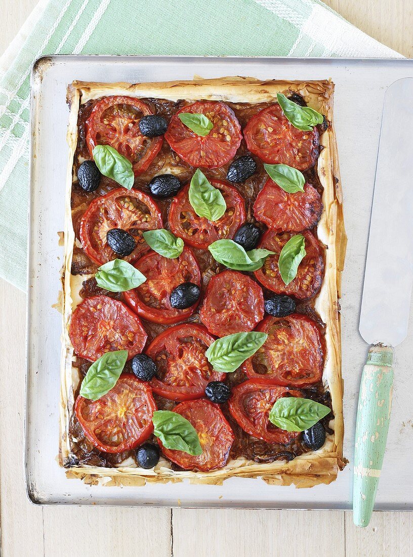 Tomato tart with onions, olives and basil