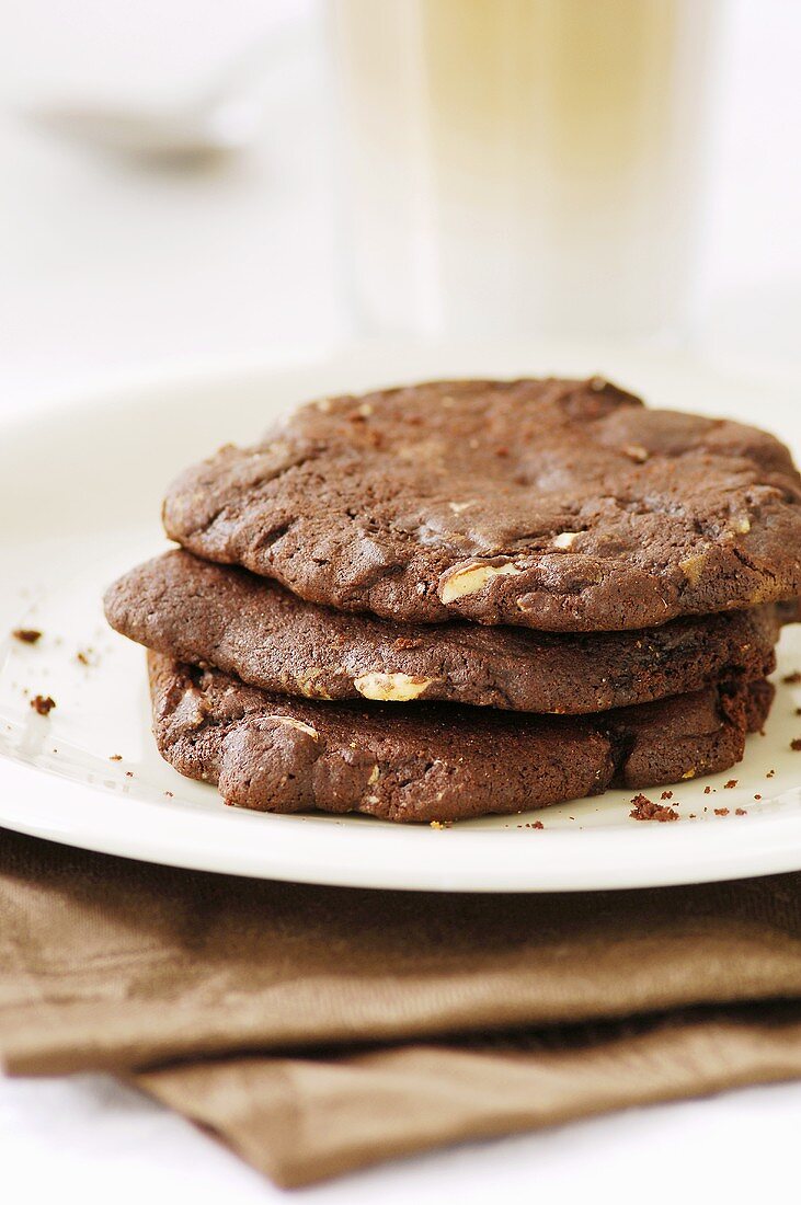 Drei Schoko-Cookies auf einem Teller