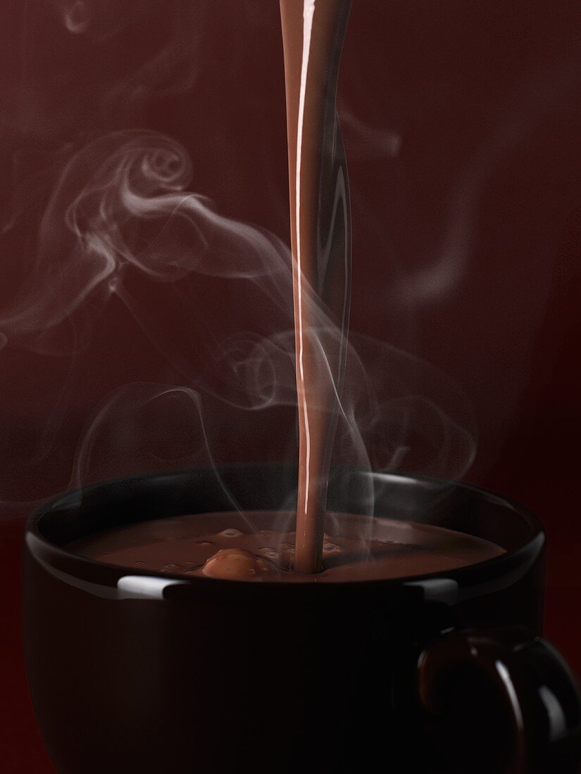 Heiße Schokolade in eine Tasse gießen