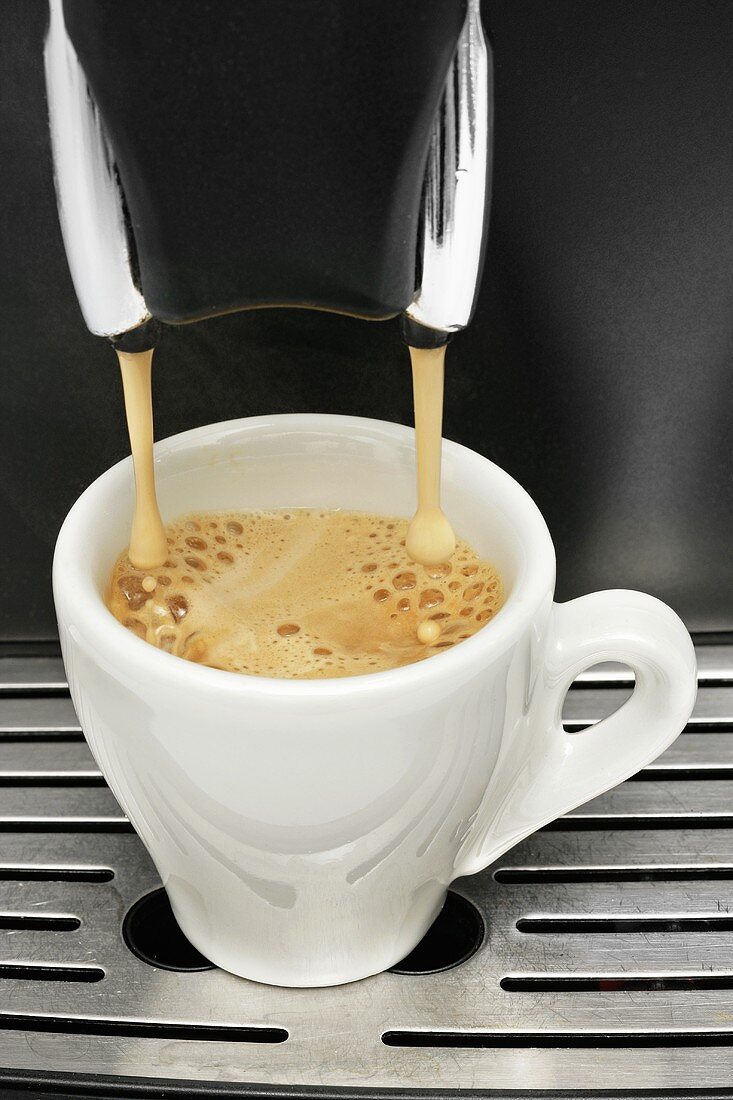 Espresso fließt in eine Tasse