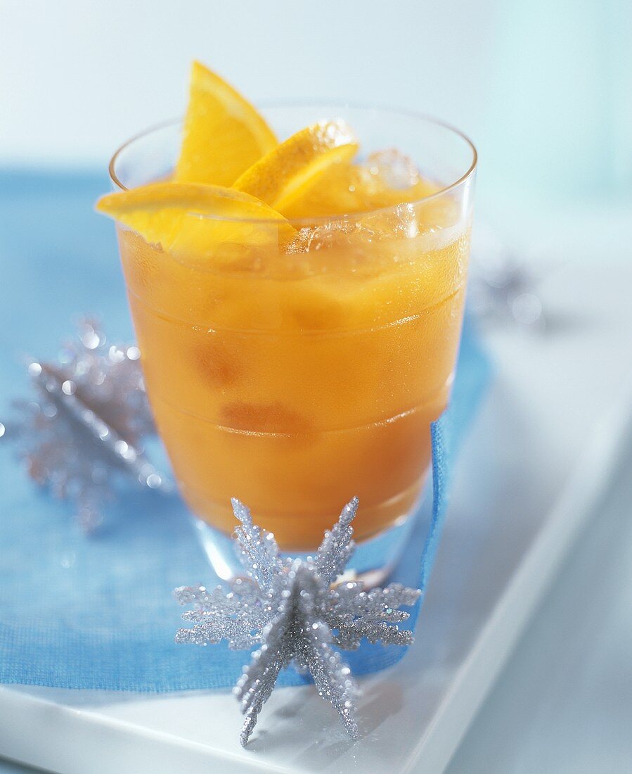 Orangendrink mit Eiswürfeln