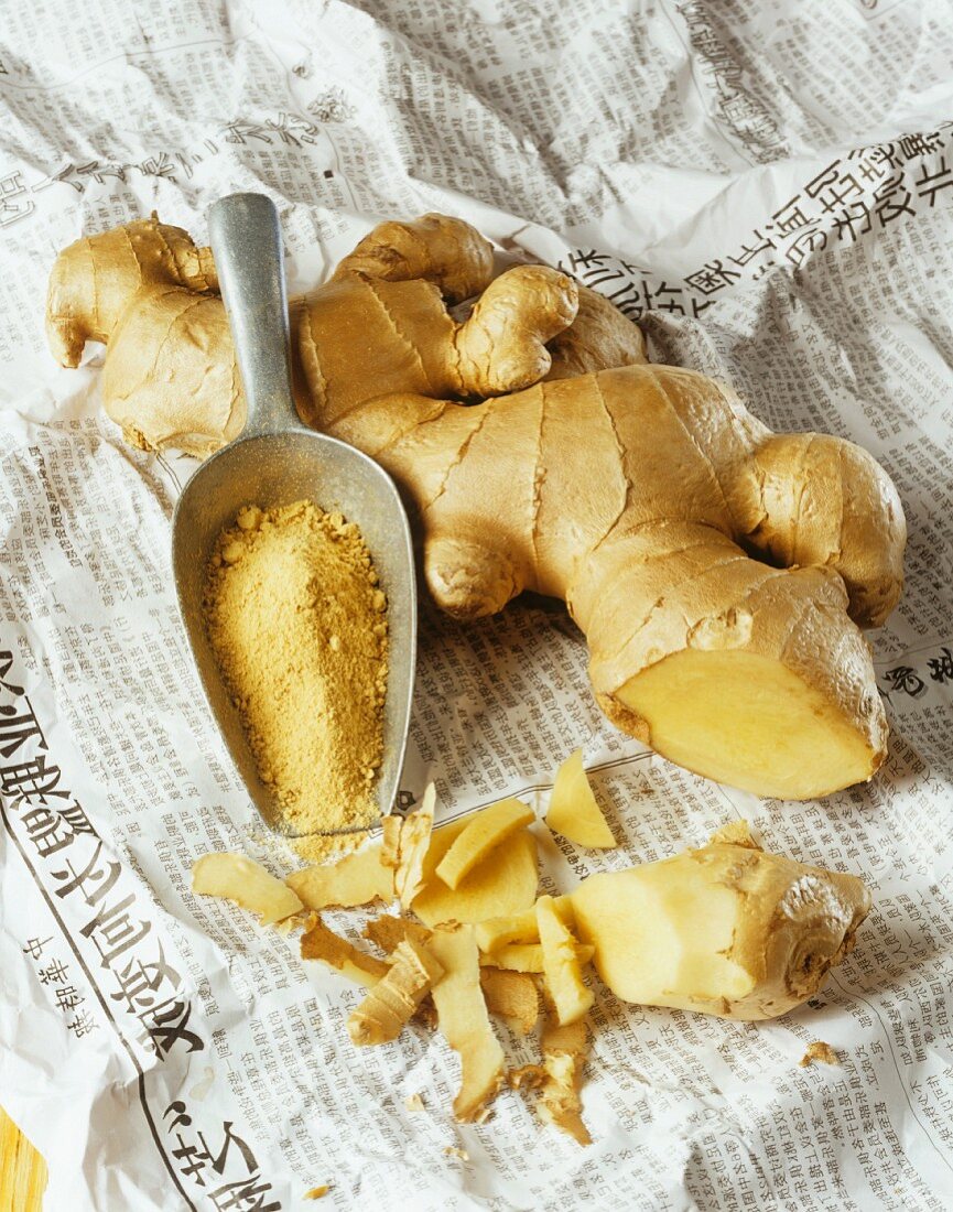 Ginger root and ground ginger in a scoop