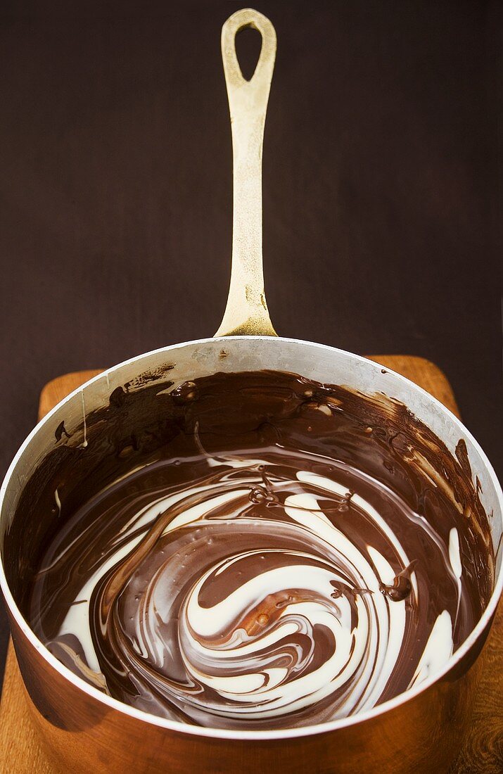 Geschmolzene Schokolade 'black & white' im Topf