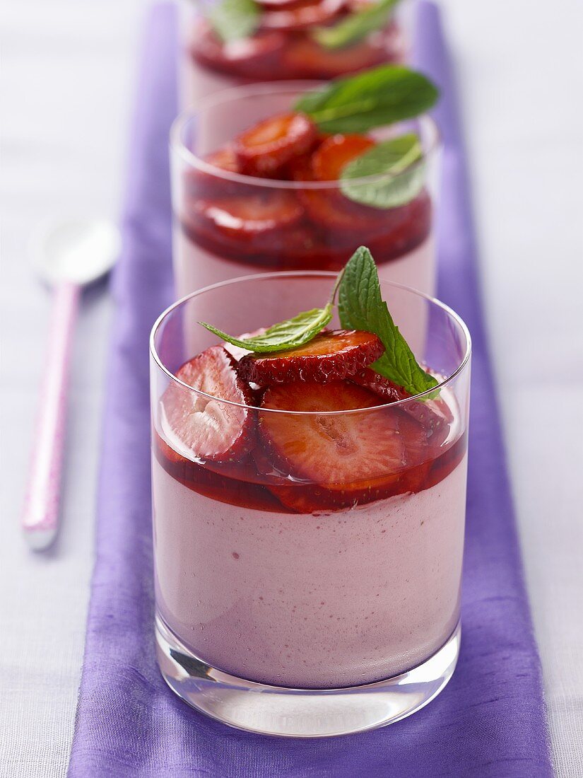 Strawberry yoghurt cream