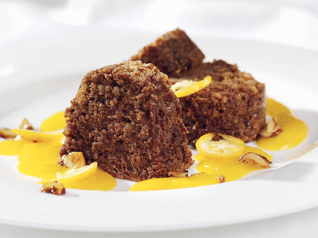 Haselnuss-Pumpernickel-Pudding mit Fruchtsauce