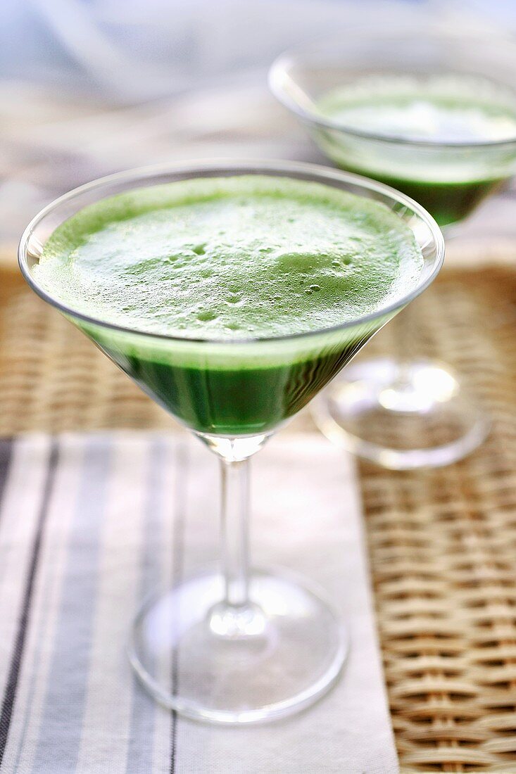 Grüner Gerstengras-Extrakt im Martiniglas