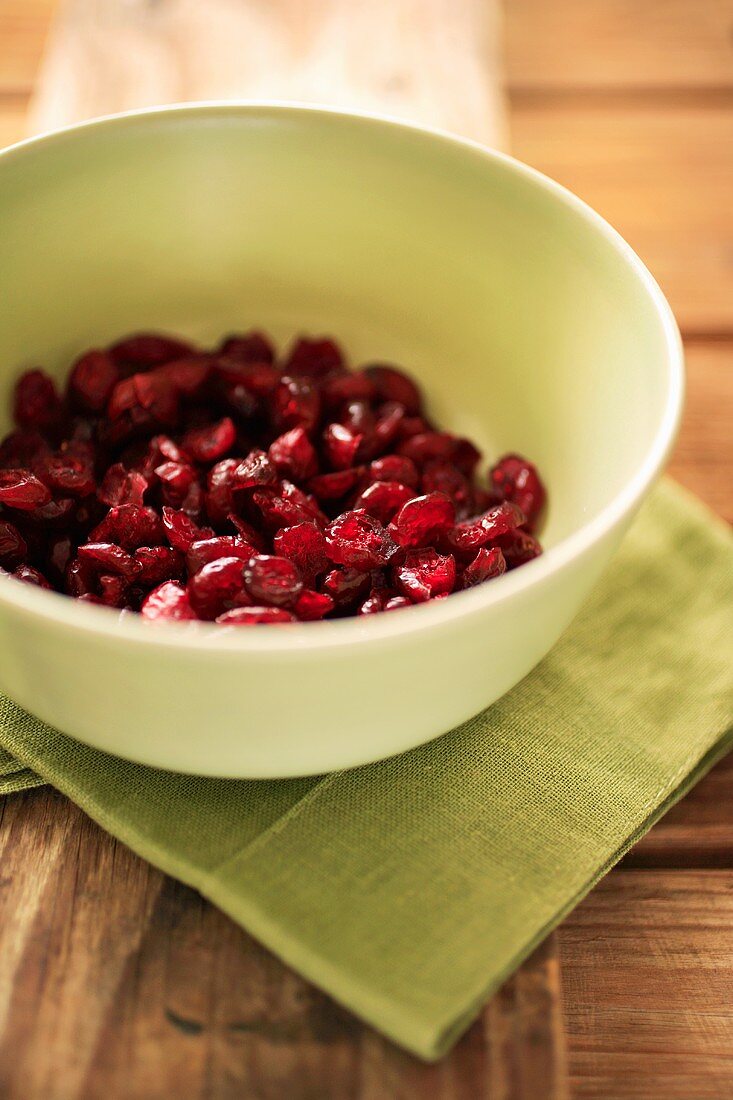 Getrocknete Cranberries in grünem Schälchen