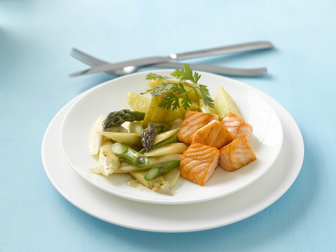 Spargel mit Kartoffeln und Lachs